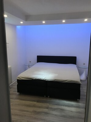 1 Schlafzimmer, Zimmersafe, Schreibtisch, Bügeleisen/Bügelbrett