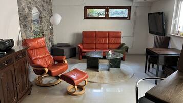 Smart-TV, Kamin, Bücher