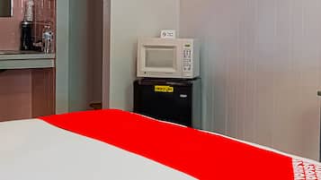 Room, 1 King Bed | Desk, iron/ironing board, cots/infant beds, free WiFi