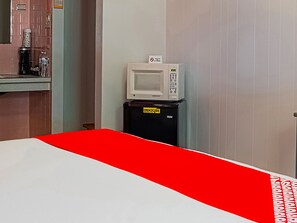 Room, 1 King Bed | Desk, iron/ironing board, cots/infant beds, free WiFi - OYO Hotel Lamberton Hwy 14 (Lamberton)