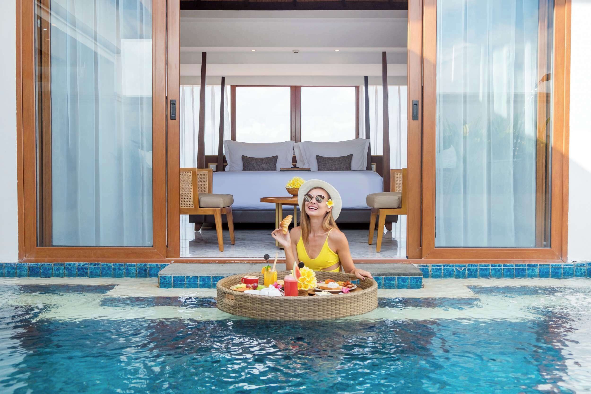 2 室外游泳池，池畔遮阳伞，日光浴躺椅