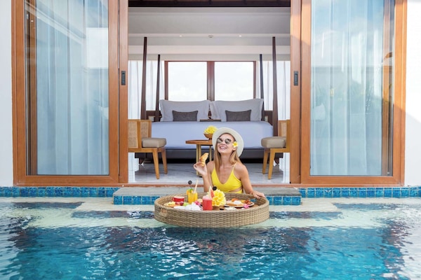 2 piscines extérieures, parasols de plage, chaises longues