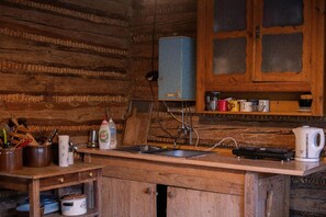 Refrigerador, microondas, cafetera y tetera y tostadora 