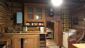 Jääkaappi, mikroaaltouuni, kahvin-/teenkeitin, leivänpaahdin