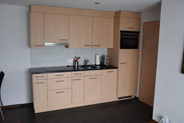 ثلاجة، ميكروويف، فرن، موقد طهي مسطح