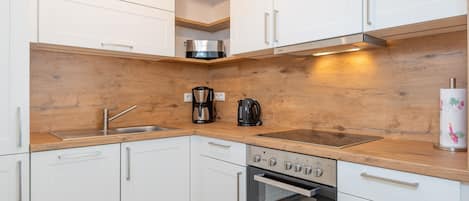 Kühlschrank, Ofen, Geschirrspüler, Wasserkocher mit Kaffee-/Teezubehör