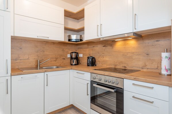 Køleskab, ovn, opvaskemaskine, kaffe-/temaskine