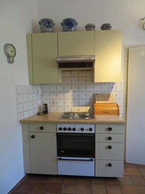 Kühlschrank, Wasserkocher mit Kaffee-/Teezubehör, Toaster, Esstisch