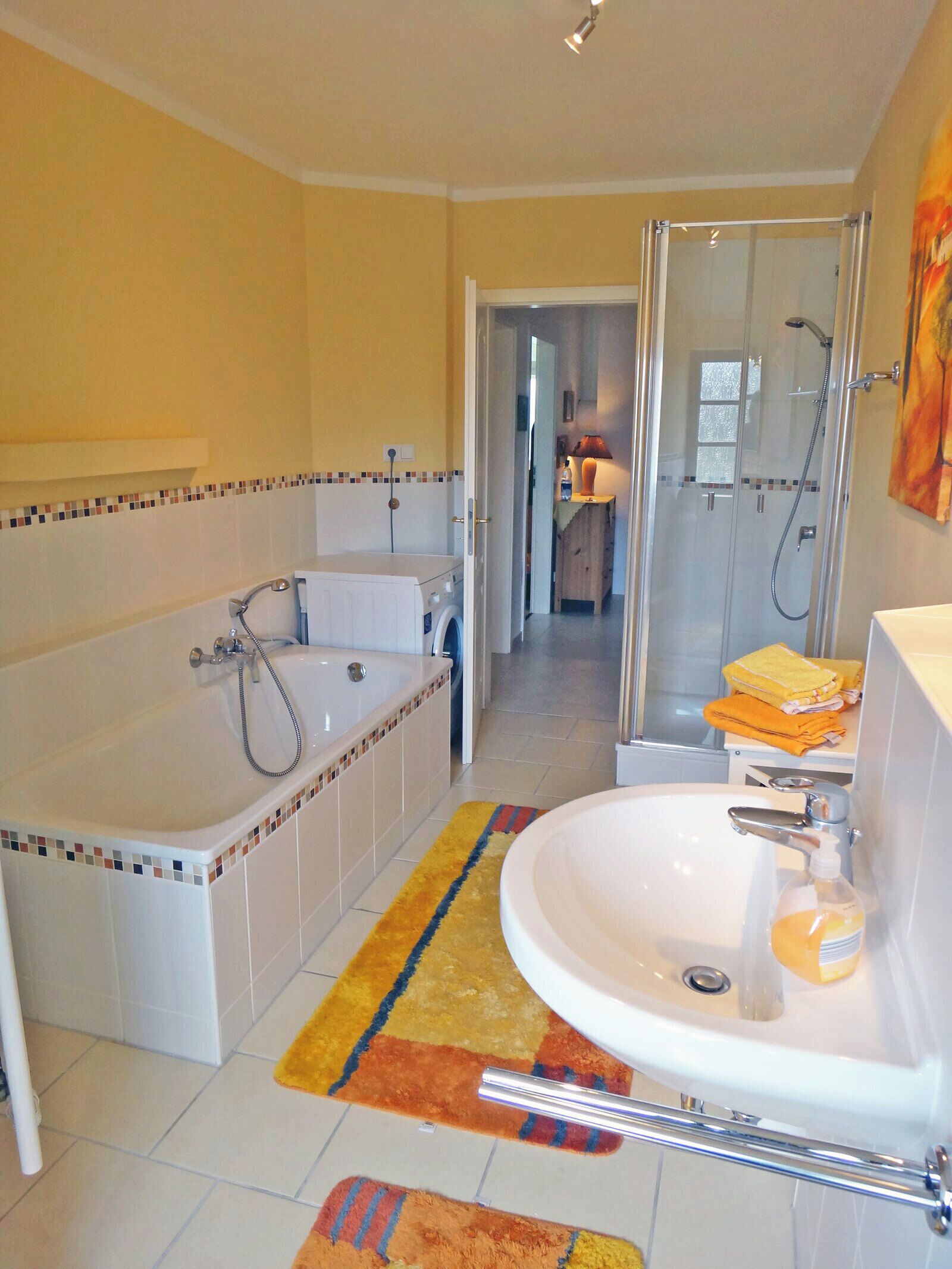 Un baño con bañera, ducha, lavabo e inodoro.