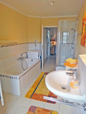 Badewanne, Haartrockner, Handtücher