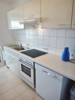 Kühlschrank, Mikrowelle, Ofen, Geschirrspüler