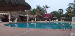 室外游泳池,提供泳池遮陽傘和日光浴躺椅