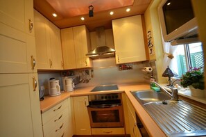 Fridge, microwave, oven, dishwasher - Wonderful Holiday House in Groß Zicker with Private Parking (Groß Zicker)