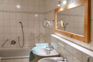 Baignoire, séchoir à cheveux, serviettes fournies