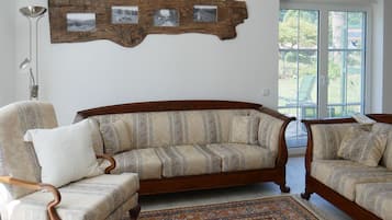 Fernseher, Bücher, Musikbibliothek