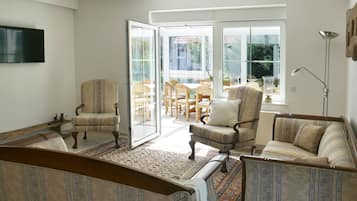 Fernseher, Bücher, Musikbibliothek