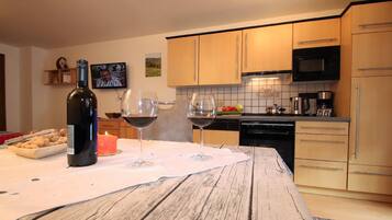 KĂŒhlschrank, Mikrowelle, Ofen, Herdplatte