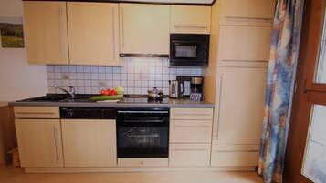 KĂŒhlschrank, Mikrowelle, Ofen, Herdplatte