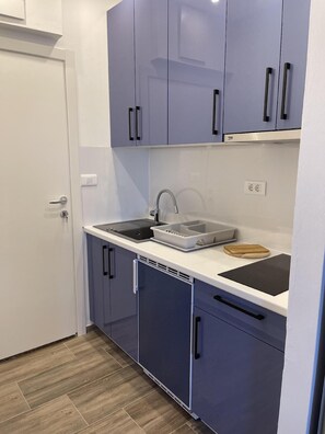 Fridge, coffee/tea maker
