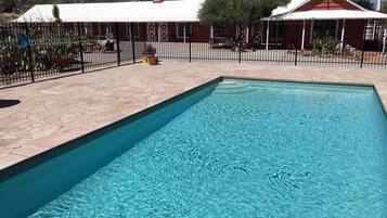 Una piscina al aire libre (de 06:00 a 23:00), tumbonas