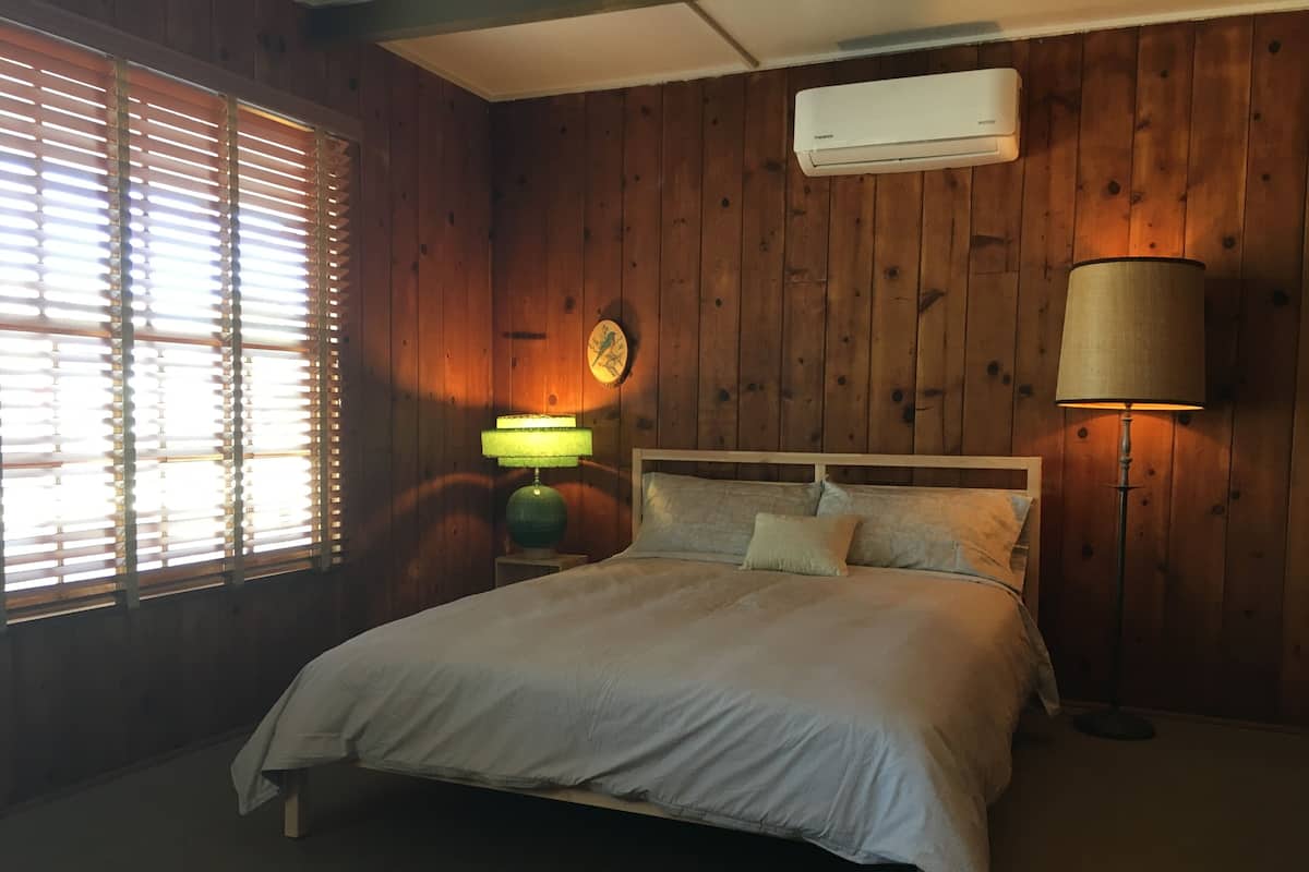 Studio truyền thống (Room #5) | 1 phòng ngủ, chăn bông, trang bị nội thất với thiết kế riêng biệt, bàn