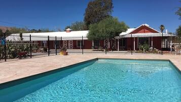 Una piscina al aire libre (de 06:00 a 23:00), tumbonas