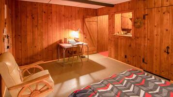 Estudio tradicional (Room #6) | Edredones de plumas, mobiliario individual, escritorio y wifi gratis