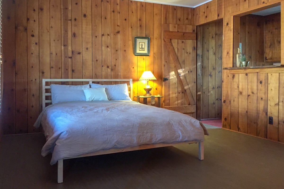 Studio truyền thống (Room #8) | 1 phòng ngủ, chăn bông, trang bị nội thất với thiết kế riêng biệt, bàn