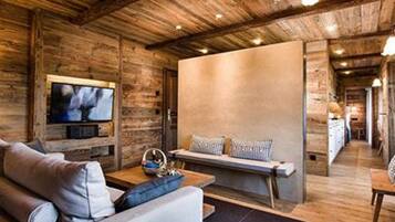 Flachbildfernseher, Tischtennisplatte, Stereoanlage