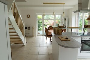Réfrigérateur, micro-ondes, plaque de cuisson, lave-vaisselle