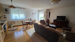 Fernseher, DVD-Player, Stereoanlage
