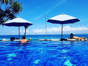 室外游泳池，日光浴躺椅