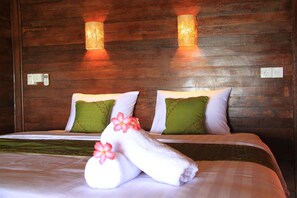 1 camera, una cassaforte in camera, una scrivania