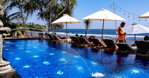 Piscine extérieure, chaises longues