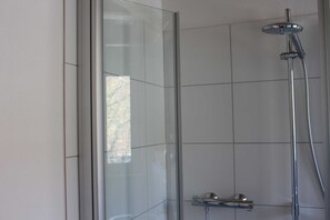 Ducha, secador de pelo, toallas y jabón