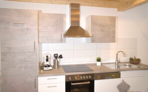 Kühlschrank, Ofen, Geschirrspüler, Wasserkocher