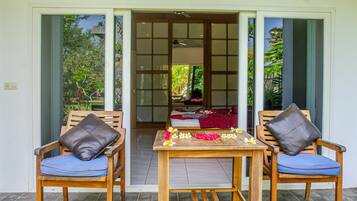 Appartement Deluxe, 2 chambres, cuisine, vue piscine | Terrasse/Patio