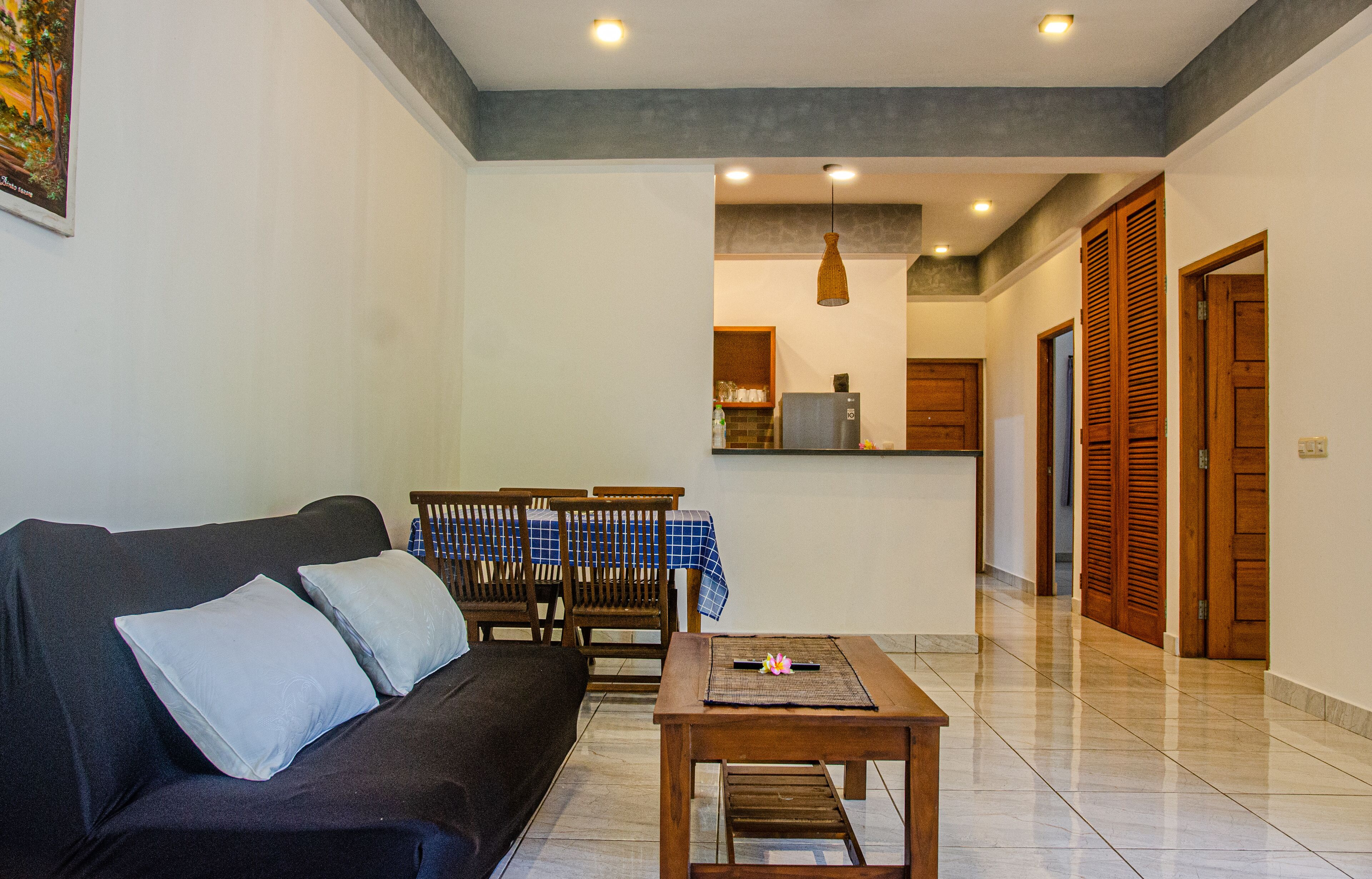 Departamento Deluxe, 2 habitaciones, cocina, vista a la alberca | Área de sala de estar | Televisión 