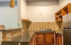 Deluxe-Apartment, 2 Schlafzimmer, Küche, Poolblick | Eigene Küche | Großer Kühlschrank, Herdplatte, Wasserkocher