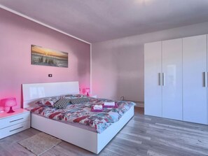6 bedrooms, internet