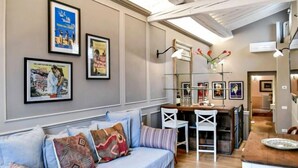Una sala acogedora con sofá, una mesa de comedor y una zona de cocina.