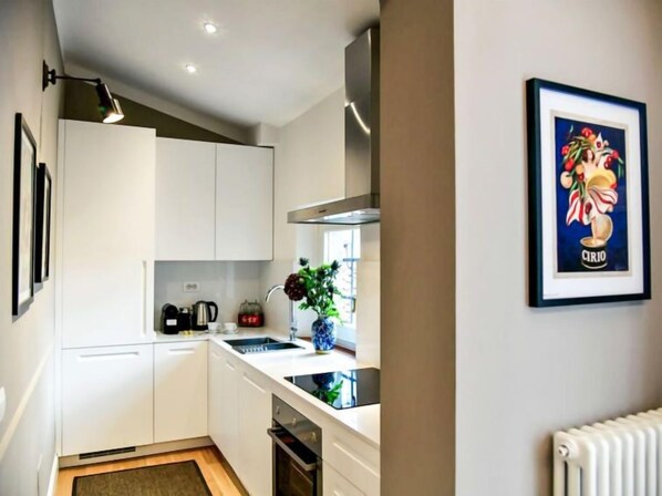 Kühlschrank, Mikrowelle, Ofen, Geschirrspüler