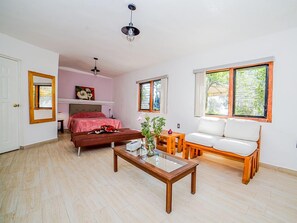 Comfort Studio Suite Loft Fuego by Nido de Colibri | 浴室 | 淋浴设施、大花洒淋浴喷头、吹风机、毛巾