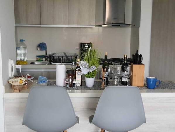 Réfrigérateur, four à micro-ondes, un four, surface de cuisson