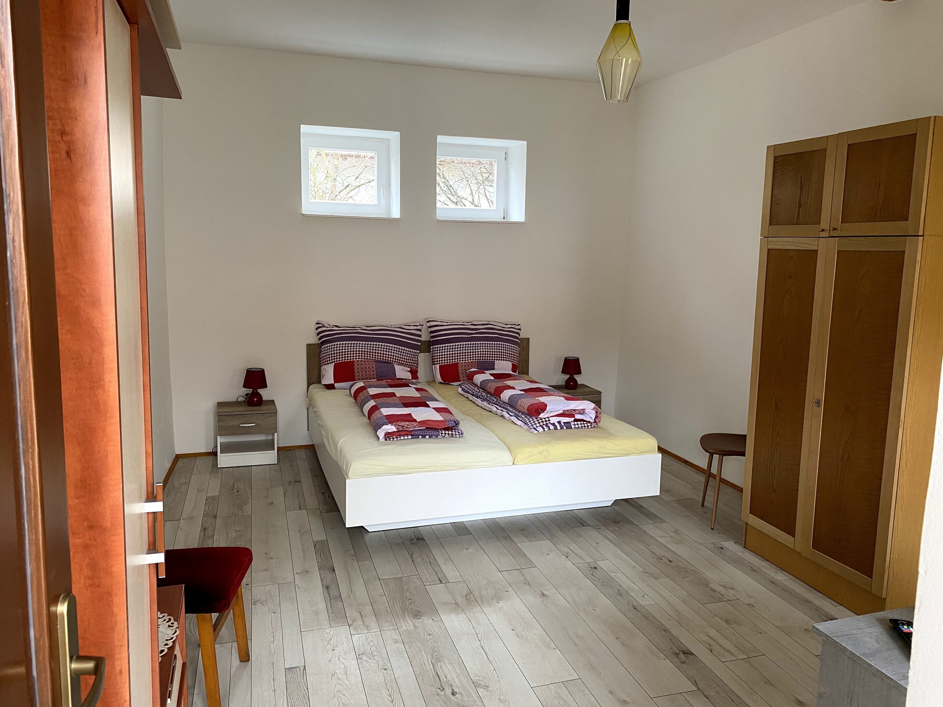 4 Schlafzimmer, Schreibtisch, Bügeleisen/Bügelbrett, Reisekinderbett