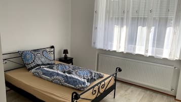 4 habitaciones, escritorio y tabla de planchar con plancha