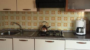 Fridge, oven, stovetop, coffee/tea maker