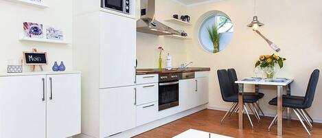 Réfrigérateur, four à micro-ondes, un four, lave-vaisselle