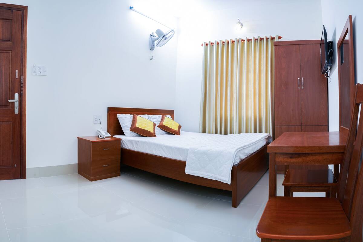 Double Room Single Use | Individually decorated, individually furnished, desk, laptop workspace