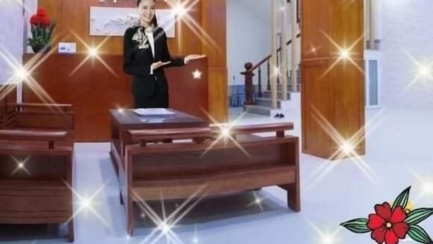 Un hall de hotel con un mostrador de recepción de madera, un reloj y un cartel que dice "Jupiter".